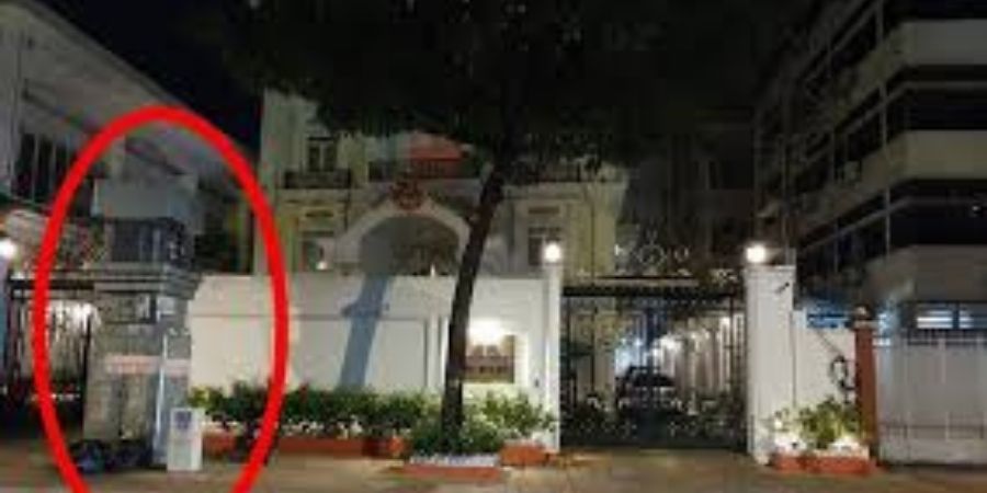 Xem chi tiết cây lớn hoặc cột điện chắn trước nhà