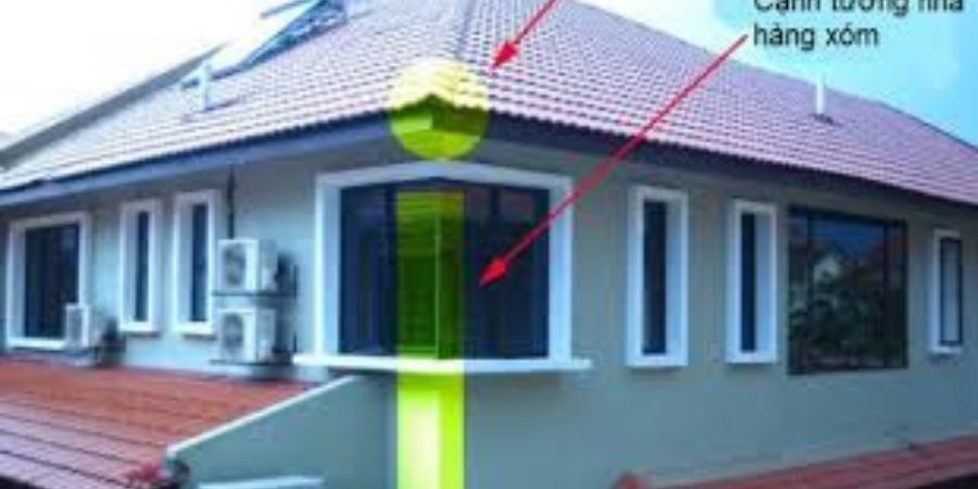 Xem chi tiết góc tường nhà bên cạnh chĩa thẳng vào nhà